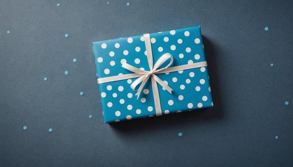 Descubre el papel de regalo con puntos azules para tus regalos